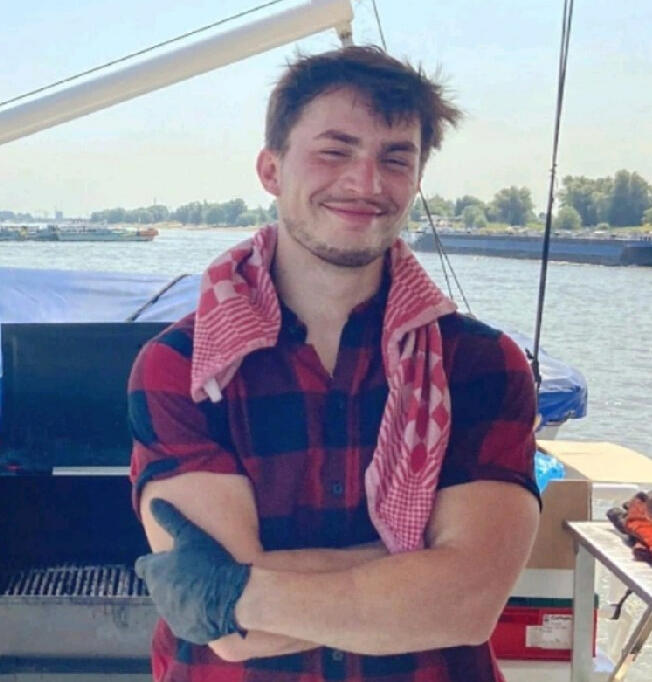 Ran Ouwehand, zingevingcoach – persoonlijke portretfoto op boot